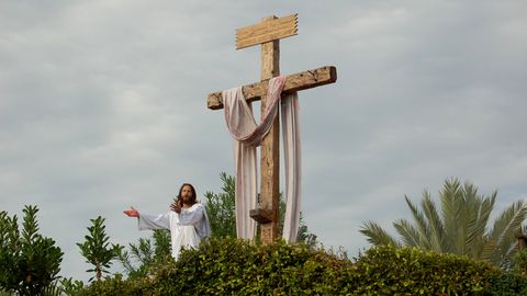 Gerade noch am Kreuz und jetzt er davor, lebendig: Im weißem Gewand erscheint Jesus auf dem Hügel über den Jüngern und verkündet seine Botschaft.