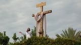 Gerade noch am Kreuz und jetzt steht er davor, lebendig: Im weißem Gewand erscheint Jesus auf dem Hügel über den Jüngern und verkündet seine Botschaft.