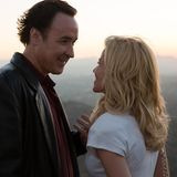 Viele kennen die Beach Boys wegen ihrer unbeschwerten Sommer-Songs wie "Surfin' USA", "Fun, Fun, Fun" oder "California Girls". Die wenigsten wissen, dass der Kopf der Gruppe, Brian Wilson, ein introvertiertes Genie war, der mit dem Beach-Boys-Album "Pet Sounds" eines der größten Popkunstwerke des 20. Jahrhunderts geschaffen hat. "Love & Mercy" spielt auf zwei Zeitebenen. Er erzählt zum einen, wie der junge Wilson (Paul Dano) Mitte der 60er Jahren "Pet Sounds" aufnimmt. Der zweite Strang spielt in den späten 80er Jahren und erzählt, wie sich Wilson (nun verkörpert von John Cusack) dank der Liebe zu der Autoverkäuferin Melinda (Elizabeth Banks) aus den Fängen des manipulativen Therapeuten Dr. Eugene Landy befreien kann.   ONE zeigt "Love & Mercy" an Karsamstag um 18.15 Uhr