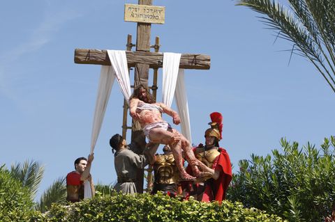 Es folgt die Kreuzigung: Alle Farbbeutel sind im Bibelabenteuerpark Holy Land Experience geplatzt. Vom Hügel Golgata geht es weiter zur nächsten Station des Kreuzweges.