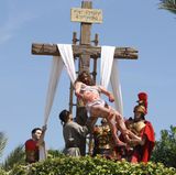 Es folgt die Kreuzigung: Alle Farbbeutel sind im Bibelabenteuerpark Holy Land Experience geplatzt. Vom Hügel Golgata geht es weiter zur nächsten Station des Kreuzweges.