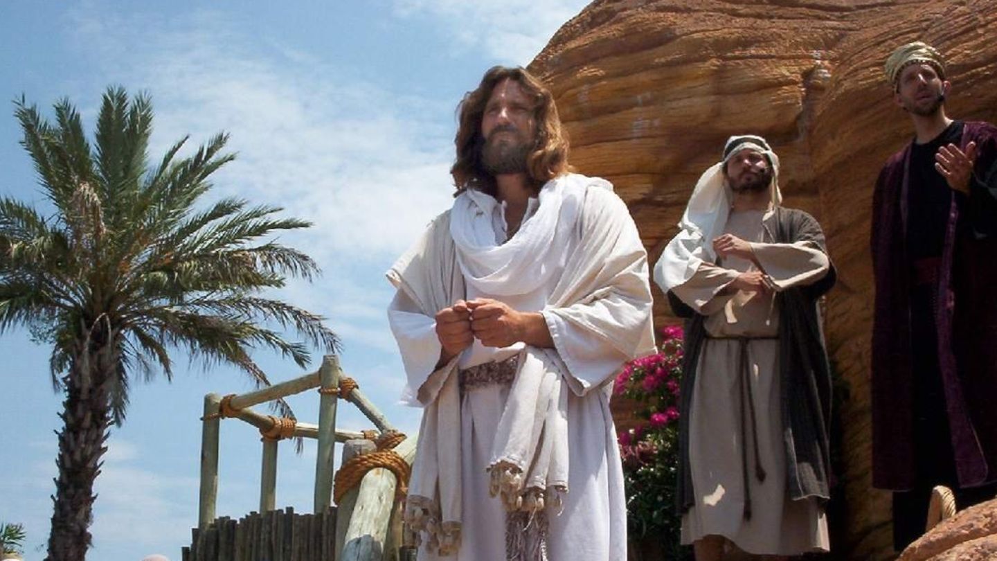 Begegnung mit biblischer Gestalt: Ein Jesus, wie er im Buche steht, aus Fleisch und Blut mit schulterlangem Haar.