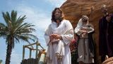 Begegnung mit biblischer Gestalt: Ein Jesus, wie er im Buche steht, aus Fleisch und Blut mit schulterlangem Haar.