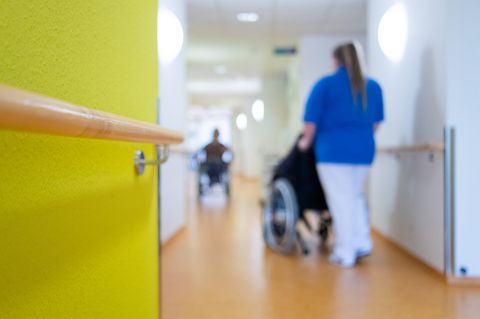 Ältere und Covid-19: Corona in Altersheimen: "Testet! Wartet nicht, bis es lichterloh brennt!", warnt eine Ärztin