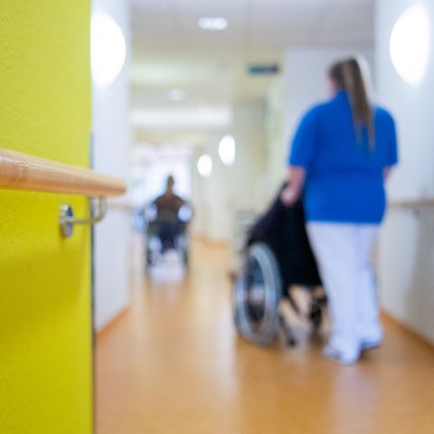 Ältere und Covid-19: Corona in Altersheimen: "Testet! Wartet nicht, bis es lichterloh brennt!", warnt eine Ärztin