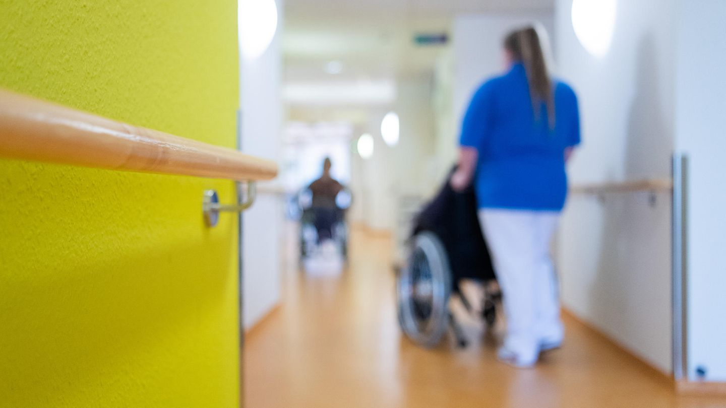 Ältere und Covid-19: Corona in Altersheimen: "Testet! Wartet nicht, bis es lichterloh brennt!", warnt eine Ärztin