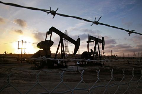 Die Sonne geht jenseits der auf den Ölfeldern von Inglewood operierenden Tiefpumpen unter