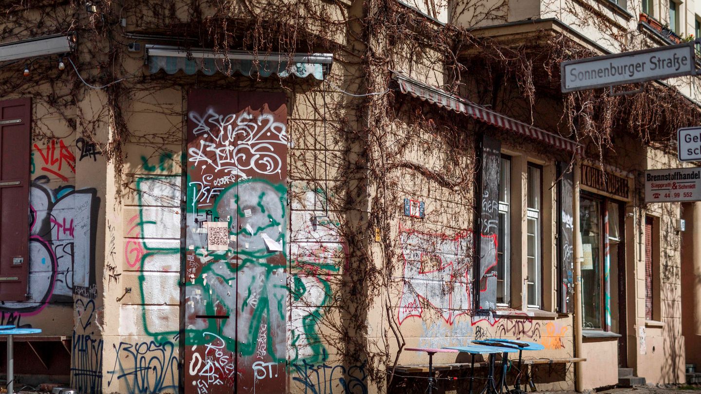 Der geschlossene Eingang und leere Tische vor der Gaststätte «Kohlenquelle» im Stadtteil Prenzlauer Berlin. Bars und Kneipen müssen aktuell geschlossen bleiben und bangen in der Corona-Krise um ihre Existenz