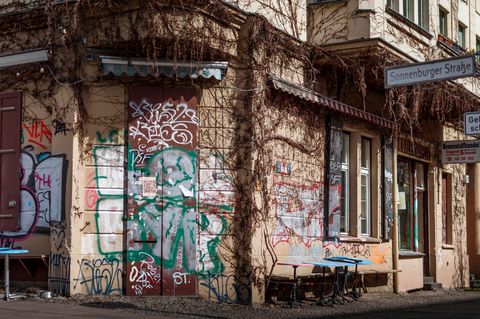Der geschlossene Eingang und leere Tische vor der Gaststätte «Kohlenquelle» im Stadtteil Prenzlauer Berlin. Bars und Kneipen müssen aktuell geschlossen bleiben und bangen in der Corona-Krise um ihre Existenz