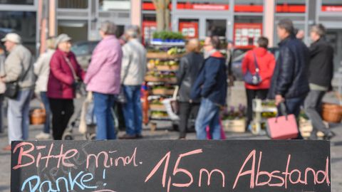 Ein Schild mit der Aufschrift "Bitte mind. 1,5 m Abstand Danke!" mahnt die Menschen auf einem Markt in Frankfurt/Oder