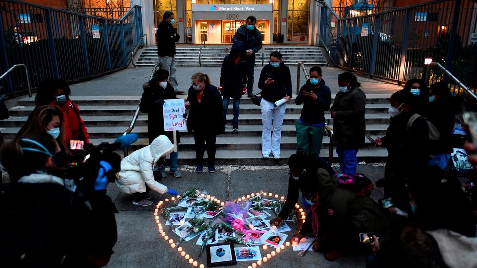 New Yorker Krankenhausmitarbeiter erinnerten in einer Nachtwache an ihre verstorbenen Kolleginnen und Kollegen.