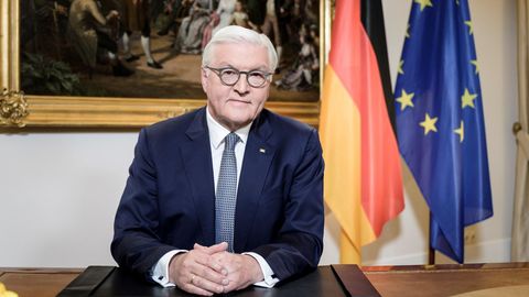 Bundespräsident Frank-Walter Steinmeier an seinem Schreibtisch im Schloss Bellevue kurz vor seiner Ansprache
