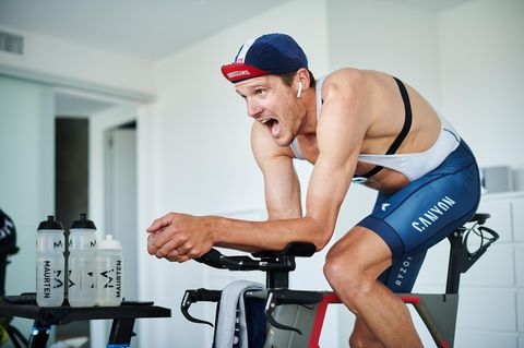 Jan Frodeno auf dem Smart-Rollentrainer in seinem Haus in Girona. Das Bild stammt aus dem vergangenen Jahr.