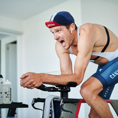 Jan Frodeno auf dem Smart-Rollentrainer in seinem Haus in Girona. Das Bild stammt aus dem vergangenen Jahr.