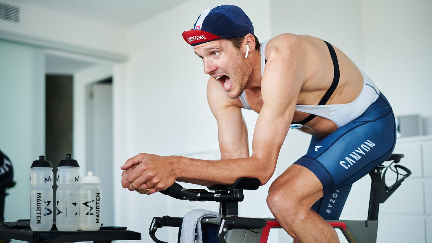 Jan Frodeno auf dem Smart-Rollentrainer in seinem Haus in Girona. Das Bild stammt aus dem vergangenen Jahr.