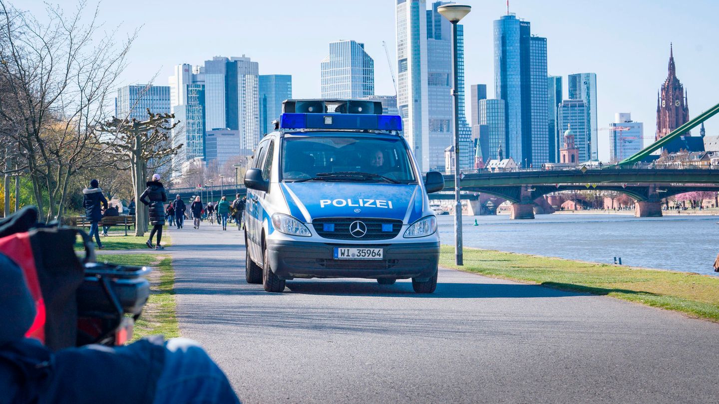 Hessen, Frankfurt/Main: Ein Lautsprecherwagen der Polizei fährt am südlichen Mainufer entlang