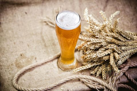 Bierglas und Weizen