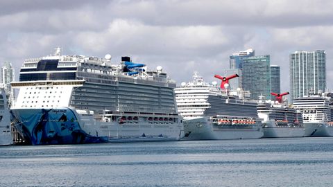 Hintereinander aufgereiht: Kreuzfahrtschiffe liegen im Hafen von Miami