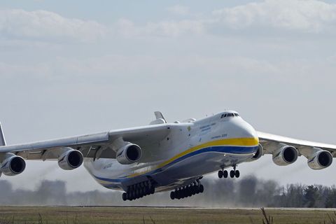 Das einzige Exemplar weltweit: Die Antonow An-225 kann bis zu 250 Tonnen Fracht befördern.