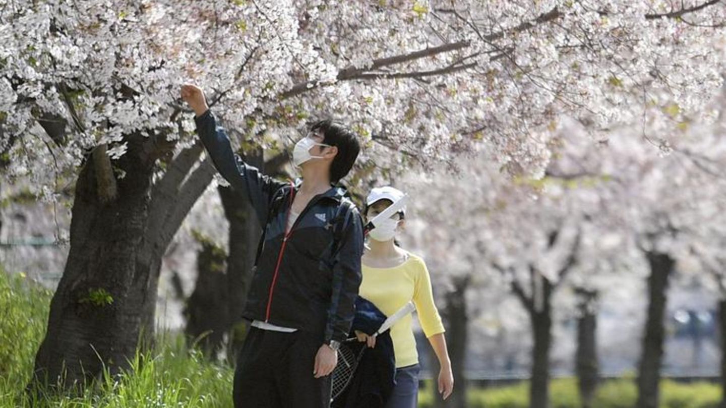 Japan sträubte sich lange gegen strenge Regeln, um das Coronavirus einzudämmen.