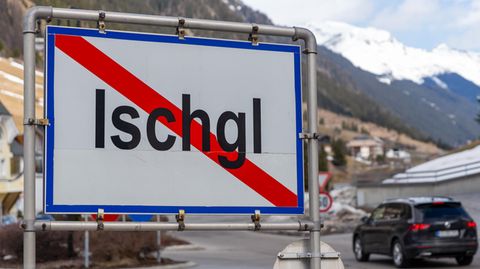 Ein Ortsschild steht am Ausgang der Ortschaft Ischgl