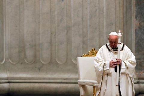 Papst Franziskus hat das Osterfest am Samstag mit einer Abendmesse eröffnet, die wegen der Corona-Pandemie ohne Pilger stattfand