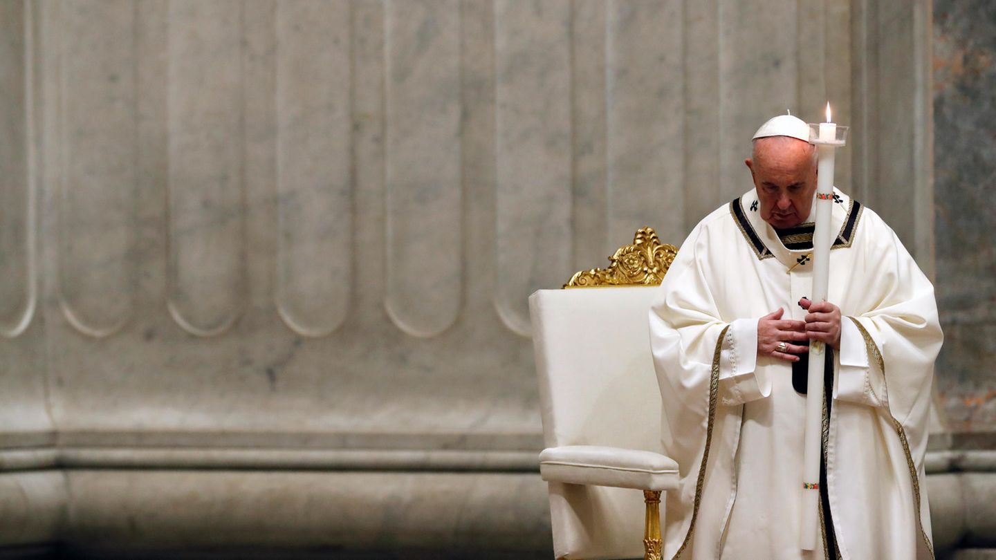 Papst Franziskus hat das Osterfest am Samstag mit einer Abendmesse eröffnet, die wegen der Corona-Pandemie ohne Pilger stattfand