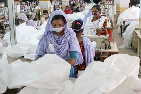 Fabriken in Bangladesch nähen nun verstärkt Schutzkleidung