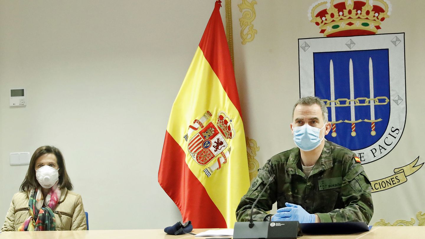 Ein König im Krisenmodus: Im Kampfanzug zeigt sich König Felipe VI bei einem Besuch des Corona-Krisenzentrums in Madrid.