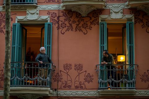 Spanien, Barcelona: Zwei Männer sprechen von ihren Balkonen aus