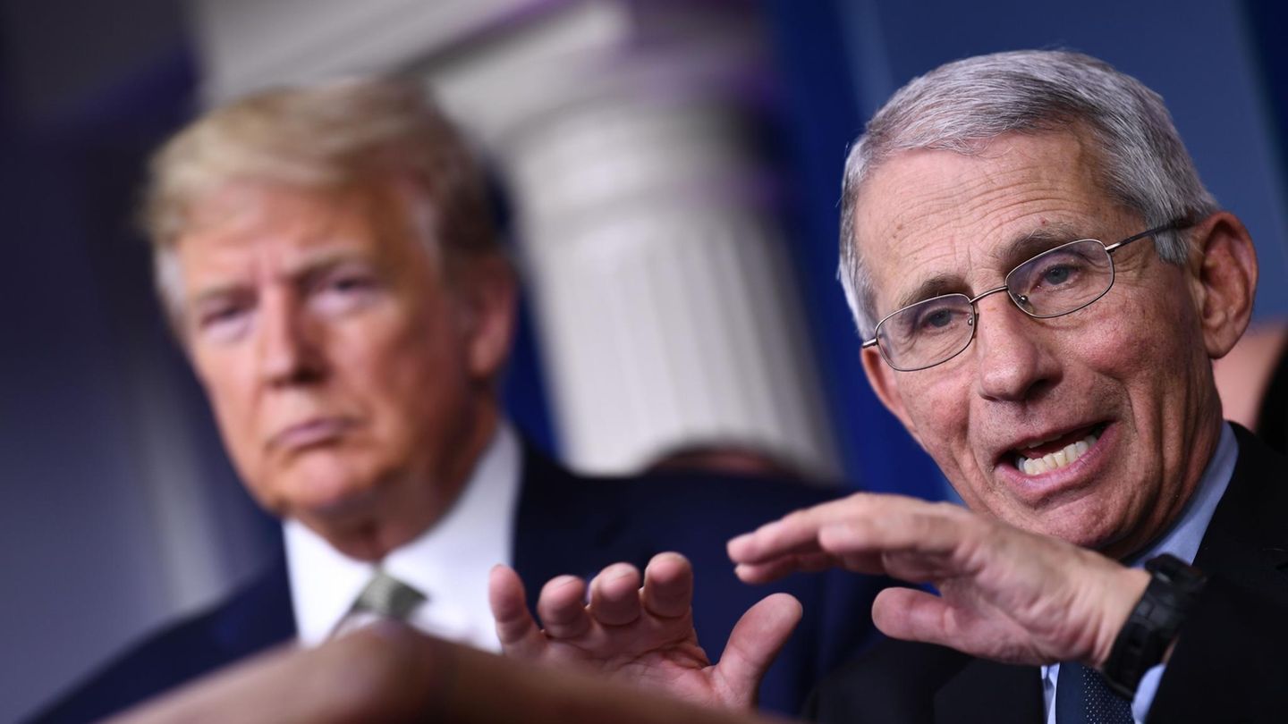 Der Virologe Anthony Fauci (r.). Im Hintergrund: US-Präsident Donald Trump.