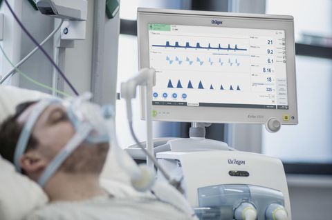 Beatmungsgerät sind bislang der Standard in der Behandlung von schweren Covid-19-Fällen. Immer mehr Ärzte probieren nun Alternativen aus.
