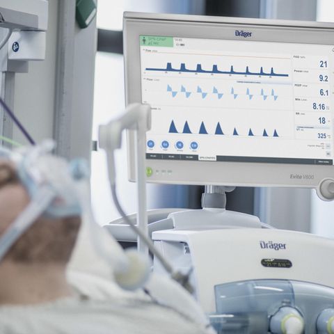 Beatmungsgerät sind bislang der Standard in der Behandlung von schweren Covid-19-Fällen. Immer mehr Ärzte probieren nun Alternativen aus.