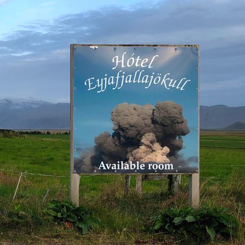 Ein nach dem Vulkangletscher Eyjafjallajökull benanntes Hotel macht mit einem Bild der großen Eruption des Jahres 2010 Werbung für sich