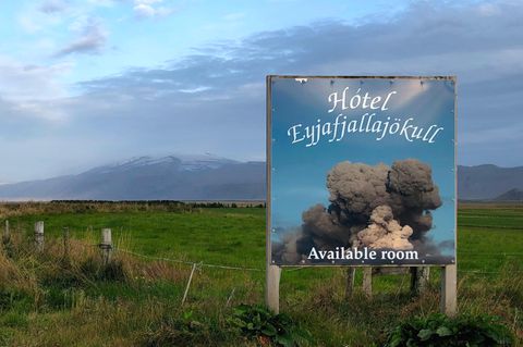 Ein nach dem Vulkangletscher Eyjafjallajökull benanntes Hotel macht mit einem Bild der großen Eruption des Jahres 2010 Werbung für sich
