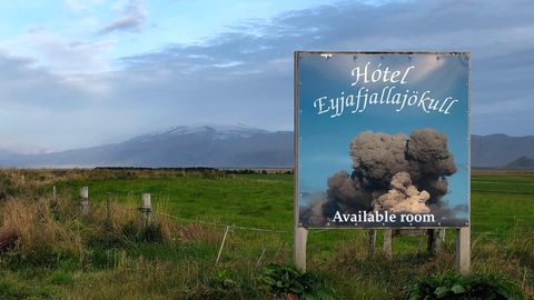Ein nach dem Vulkangletscher Eyjafjallajökull benanntes Hotel macht mit einem Bild der großen Eruption des Jahres 2010 Werbung für sich