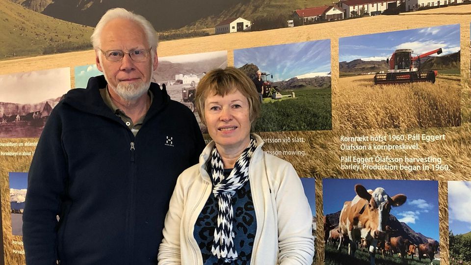 Eyjafjallajökull: Ólafur Eggertsson und seine Frau Gudny Valberg stehen vor einer Tafel mit Informationen zu ihrer Farm. Eggertsson und Valberg gehörten zu den ersten Isländern, die vom Ausbruch des Eyjafjallajökull vor zehn Jahren betroffen waren. Ólafur Eggertsson und seine Frau Gudny Valberg stehen vor einer Tafel mit Informationen zu ihrer Farm. Eggertsson und Valberg gehörten zu den ersten Isländern, die vom Ausbruch des Eyjafjallajökull vor zehn Jahren betroffen waren.