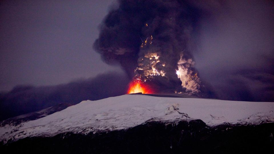April 2010: Eine dichte Aschewolke steigt aus dem isländischen Vulkan Eyjafjallajokull auf. Die Aschewolke legte tagelang den Flugverkehr lahm. 