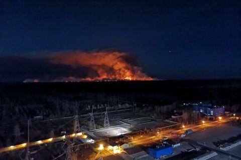Ukraine, Tschernobyl: Am Horizont steigen Rauchschwaden von einem Waldbrand auf
