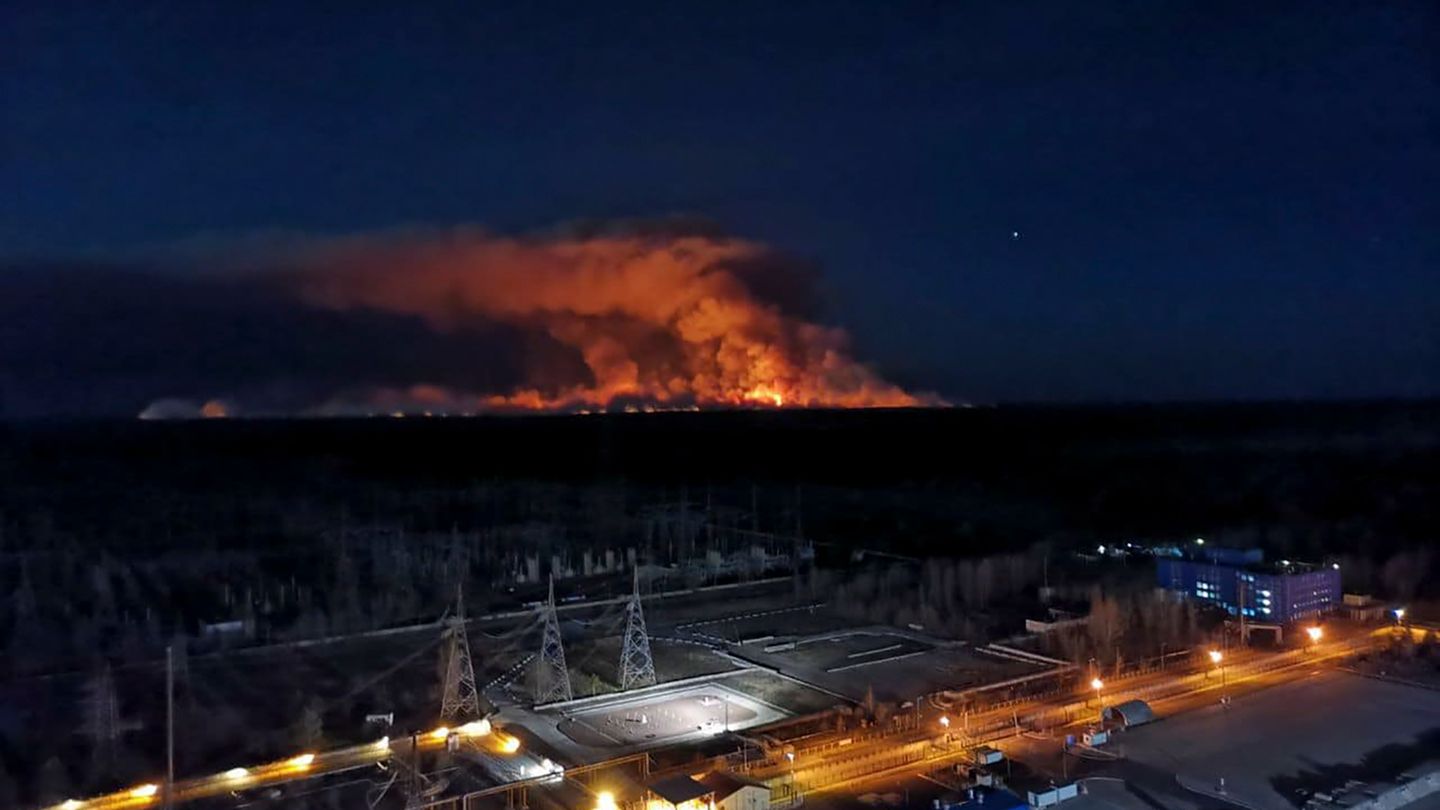 Ukraine, Tschernobyl: Am Horizont steigen Rauchschwaden von einem Waldbrand auf