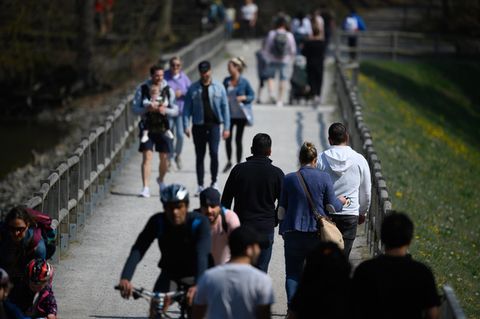 Baden-Württemberg, Stuttgart: Menschen gehen am Bärensee, einem beliebten Ausflugsziel, spazieren