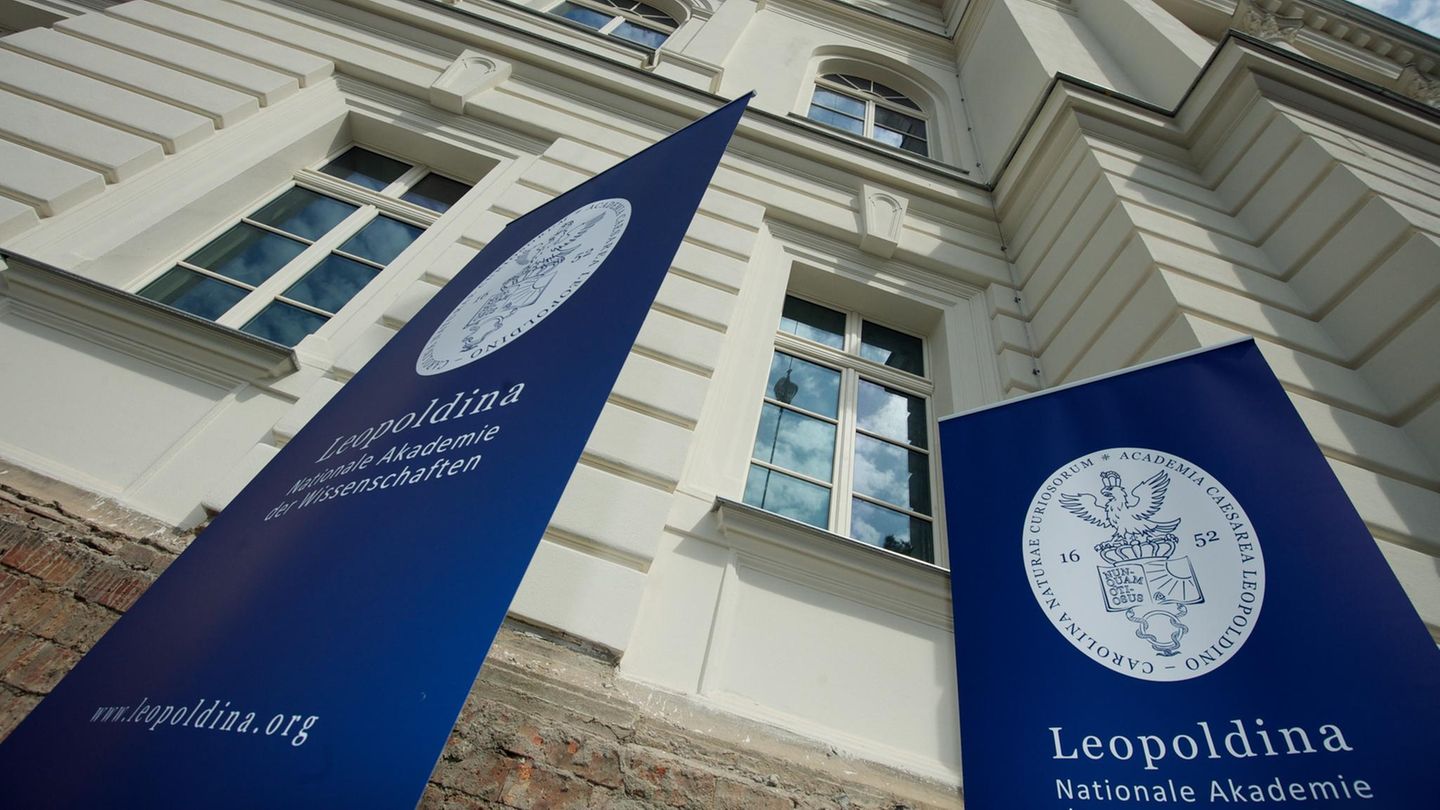 Die 1652 gegründete Deutsche Akademie der Naturforscher Leopoldina ist mit ihren rund 1600 Mitgliedern aus nahezu allen Wissenschaftsbereichen eine klassische Gelehrtengesellschaft