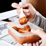 Putztipp Tupperware verfärbt sich schnell. Tipps um Reinigen mit Zucker, Eis und Sprudelwasser