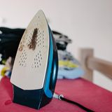 Putztipp: Bügeleisen säubern mit Essig, Natron und etwas Wasser