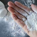 Putztipp: Fettspritzer auf der Wand mit Babypuder entfernen