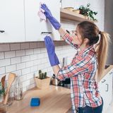 Putztipp: Mit einem Lampen und Öl lässt sich ein alter Fettfilm entfernen