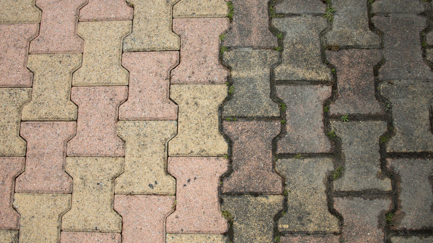 Putztipp: Moos, Flechten und Algen auf der Terrasse mit Soda entfernen