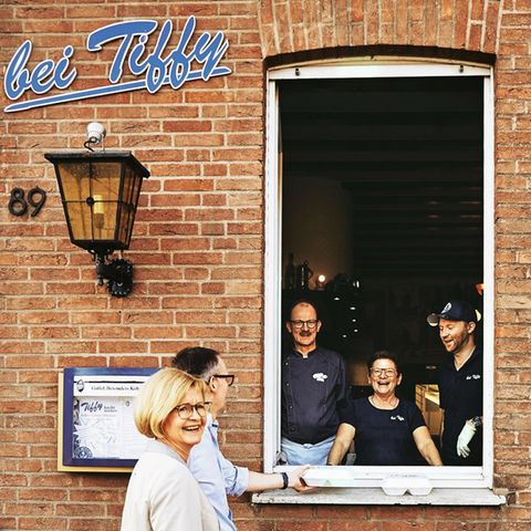 Essen wird durch ein Fenster gereicht