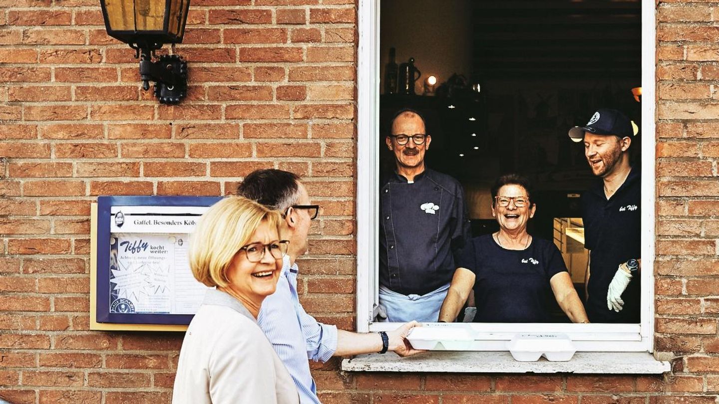 Essen wird durch ein Fenster gereicht