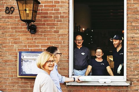 Essen wird durch ein Fenster gereicht